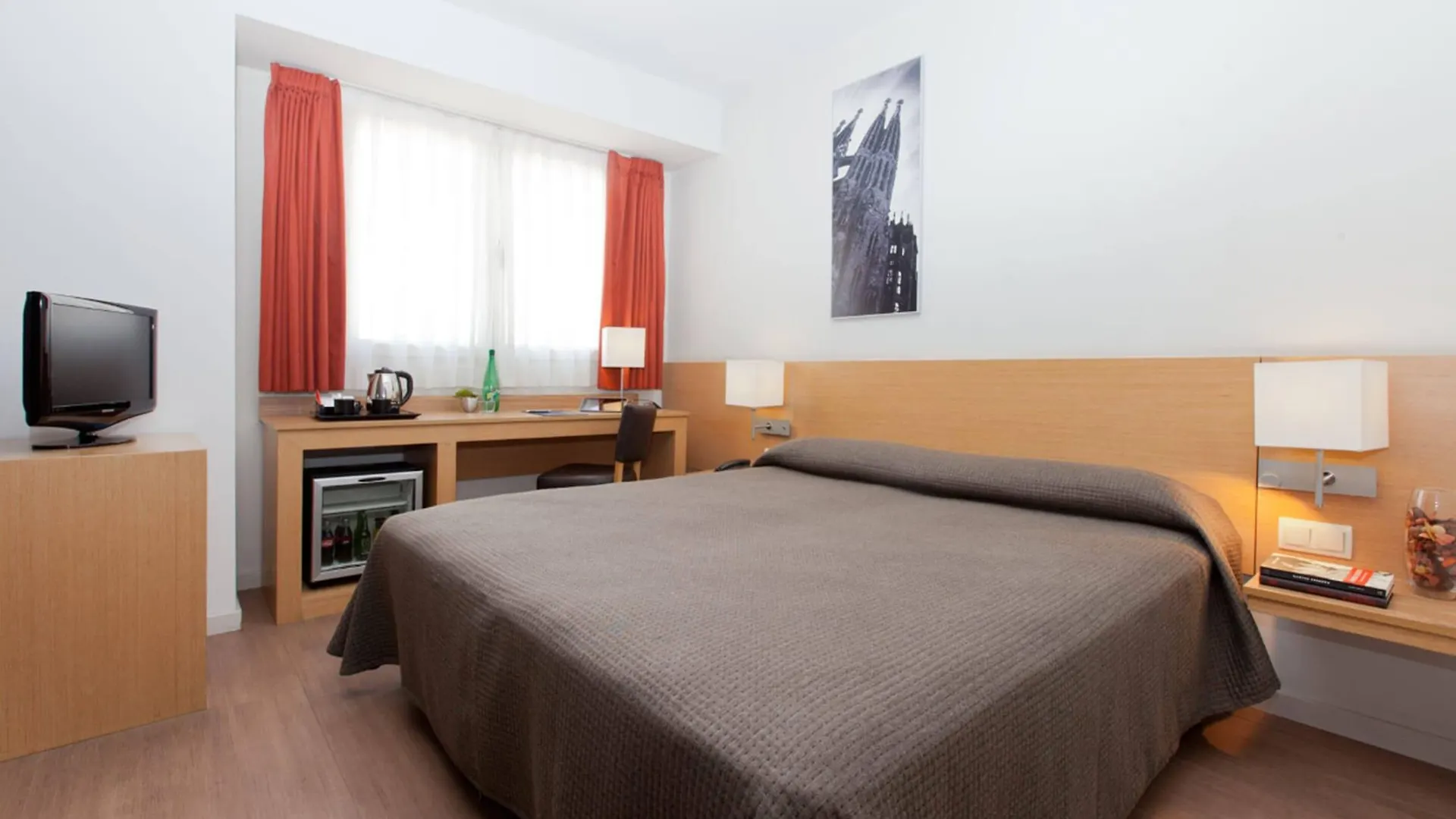 Hotel Sagrada Familia Barcelona 3*,  España